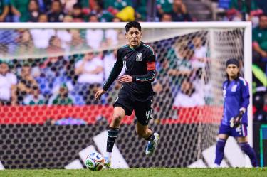 Edson Álvarez vive días de incertidumbre en Europa y durante la transmisión del amistoso entre México y Ghana, surgió una versión que lo coloca como posible refuerzo de Rayados de Monterrey.