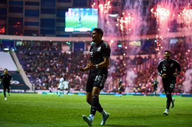 Guillermo Martínez festeja el segundo gol de la Selección Mexicana en la victoria sobre Ghana en el Estadio Cuauhtémoc.