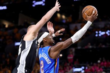 Shai Gilgeous-Alexander comandó la remontada del Thunder, que reaccionó tras verse abajo por 15 puntos en el arranque frente a los Spurs.