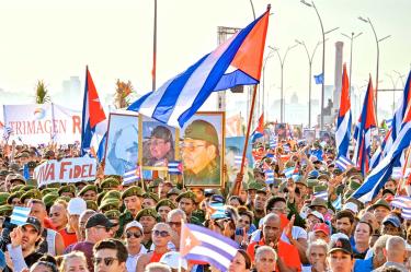 Habitantes cubanos en protesta con banderas de la isla y Raúl Castro.