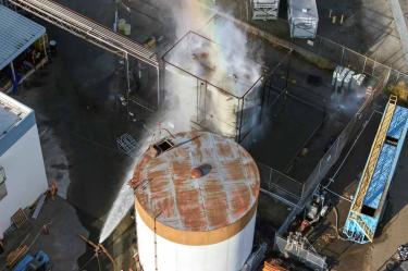 Autoridades vierten agua sobre un tanque que provoco fuga tóxica en California.