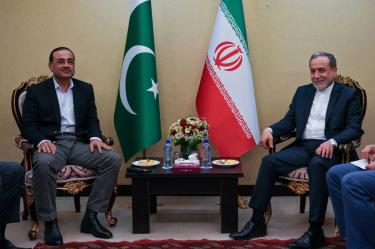 Reunión de Abbas Araghchi y Syed Asim Munir en Teherán.