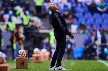 ‘Resbalón’ de La Volpe en el México-Ghana se hizo viral