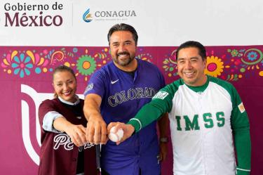 Vinicio Castilla posa junto a Vanessa Bohórquez, coordinadora del Parque Ecológico Lago de Texcoco, y Héctor García, coordinador técnico de Cultura Física y Deporte del IMSS, previo a la clínica de beisbol que impartirá este domingo para niñas y niños.