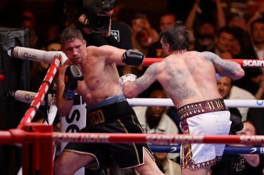 Oleksandr Usyk se impuso a Rico Verhoeven