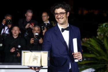 El director Federico Luis recibió la Palma de Oro por su cortometraje.