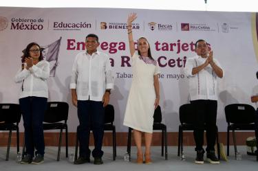 Claudia Sheinbaum entregó en Tabasco las tarjetas de la Beca Rita Cetina; en agosto el apoyo se distribuirá en todo México para útiles y uniformes escolares.