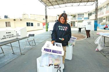 Persona votando durante la pasada elección judicial.