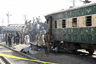 Tren siniestrado por un ataque con bomba en Pakistán.