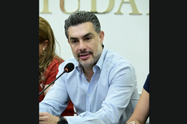 Sesma Suárez explicó que la propuesta contempla la obligación de transparentar todos los cargos adicionales asociados a la compra, así como presentar de manera clara el mapa del recinto, la ubicación del escenario, zonas generales, localidades y áreas VIP, desde el momento en que se autoricen los eventos.
