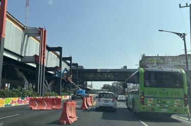 Conductores tardaron varios minutos en cruzar la zona de obras. Mientras tanto, para los usuarios del Metro la suspensión del servicio de trenes les generó retrasos.