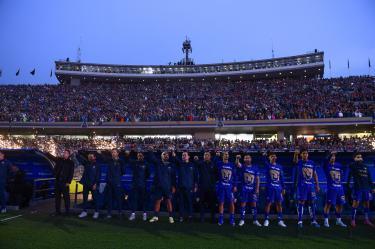 Los jugadores de Pumas entonan el Himno Deportivo Universitario antes de cada partido en el Olímpico Universitario, una tradición que se mantiene como símbolo de identidad auriazul.