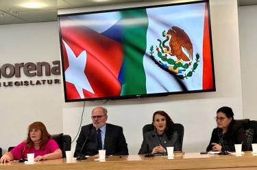 El grupo de ha reunido con el embajador cubano en México.