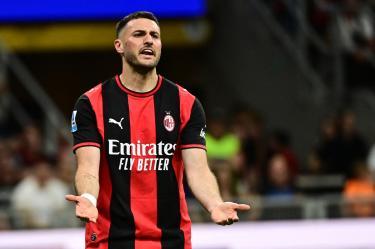Santiago Gimenez cierra una nueva temporada en Europa; de mantenerse en el Milan, no jugará Champions League.