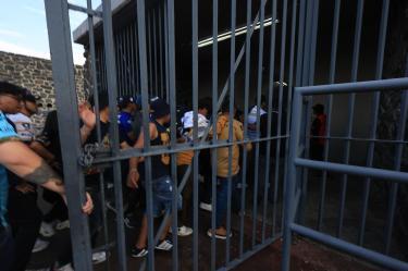 Afición de Pumas entra a la fuerza al Estadio Olímpico Universitario.