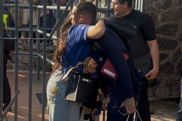 Uriel Antuna se abraza con su familia previo a la Final de Liga MX.
