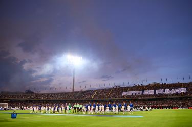 Jugadores de Pumas y Cruz Azul en el protocolo de la Liga Mx previo a la Final