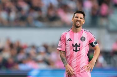 Lionel Messi ha dejado el partido de este domingo con una aparente lesión.