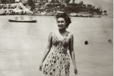 Rosario Castellanos en un paseo en Caleta, Acapulco.