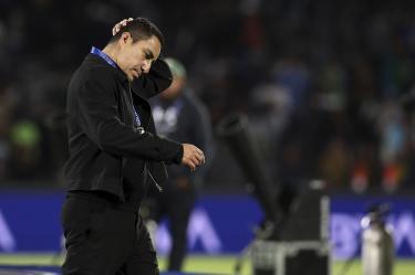 Efraín Juárez tras la ceremonia de premiación al recoger su medalla como subcampeón.