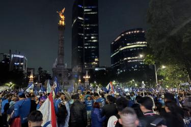 La celebración de los aficionados de Cruz Azul en el Ángel de la Independencia.