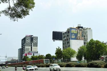 A pesar de que la ley exige que haya por lo menos 250 metros, justo al lado hay otra valla publicitaria del Mundial.