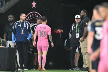 Lionel Messi dejando el Nu Stadium en Florida al no sentirse al 100 por ciento.