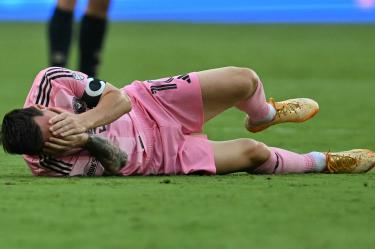 Lionel Messi abandonó el partido y se dirigió directo a los vestidores.