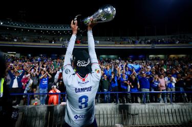 Aficionados celebraron el campeonato de Cruz Azul en el Estadio Olímpico Universitario.