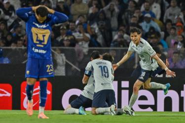 Jugadores de Cruz Azul celebrando la victoria y el título ante Pumas