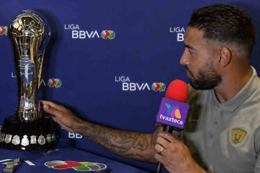 Nathan Silva tocò el trofeo de la Liga MX durante el día de medios previo a la final entre Pumas y Cruz Azul.