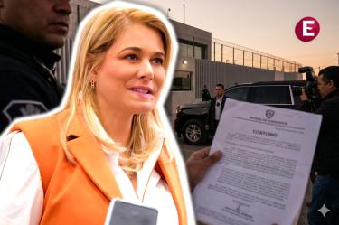 Documento de citatorio en primer plano sostenido por un oficial frente a las oficinas de la FGR en Ciudad Juárez, con el exfiscal César Jáuregui llegando al recinto rodeado de prensa.