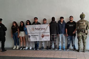 Jóvenes detenidos permanecen alineados bajo custodia de elementos federales y municipales de Ecatepec