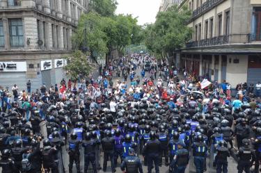 Policías antimotines contuvieron a los maestros de la CNTE.