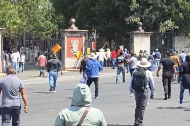 Comuneros de Sevina irrumpen por la fuerza en Casa Michoacán.
