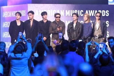 BTS presentó un premio en los AMAS