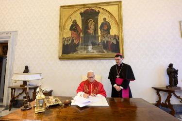 Papa León, en la firma de su primera encíclica
