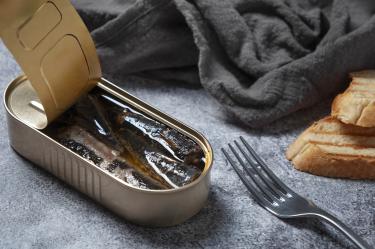 La bacteria Clostridium botulinum puede desarrollarse en alimentos mal procesados.