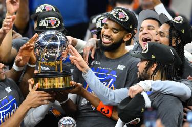 Los Knicks dominaron de principio a fin a Cleveland y sellaron la barrida en las Finales del Este para regresar a la serie por el campeonato de la NBA después de casi tres décadas.