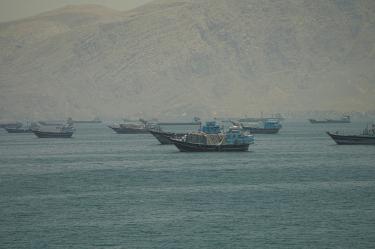 Cientos de barcos, vacíos o con carga, están varados en las aguas del estrecho.