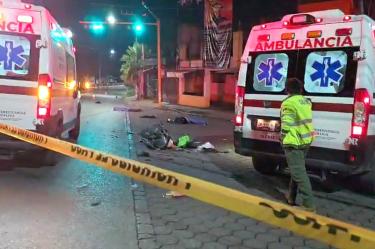 Ambulancias, en la zona en la que ex funcionaria de Tlaxcala mató a dos jóvenes.