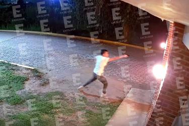Presidente de la comunidad de Santa Elena, Tlaxcala, disparando contra vivienda