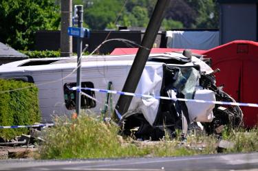 Autoridades belgas investigan las causas del accidente ferroviario que involucró a un minibús escolar.