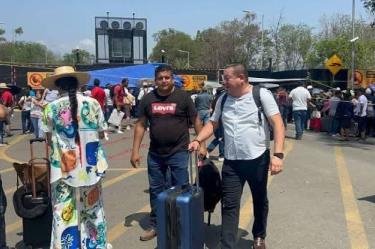 Usuarios afectados en Oaxaca por el bloqueo de la CNTE en los accesos al aeropuerto