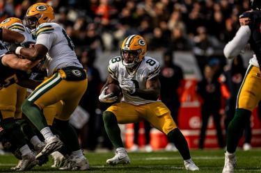 Josh Jacobs durante un partido de NFL con los Packers