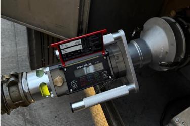 Equipo de medición volumétrica utilizado por OBEGAR durante procesos de descarga de combustibles para garantizar precisión y trazabilidad.