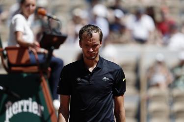 Daniil Medvedev fue eliminado por segundo año consecutivo en la primera ronda de Roland Garros.
