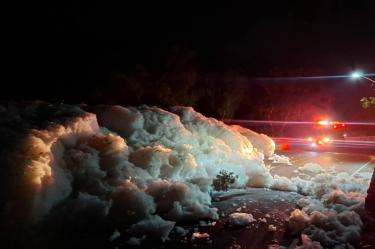 La espuma tóxica de la presa Rojo Gómez sepulta un automóvil.