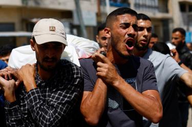 Palestinos cargan el cuerpo de Mohammad Odeh en Gaza tras un ataque israelí que también dejó víctimas civiles.