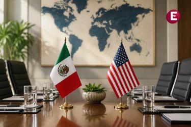 Mesa de reunión diplomática con banderas de México y Estados Unidos previo a conversaciones formales sobre la revisión del T-MEC en la Secretaría de Economía.